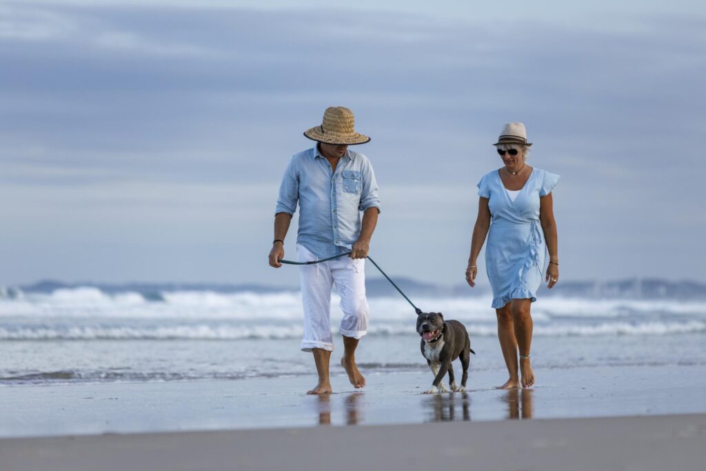 man en vrouw op het strand met hond en euthanasie protocol Alicante